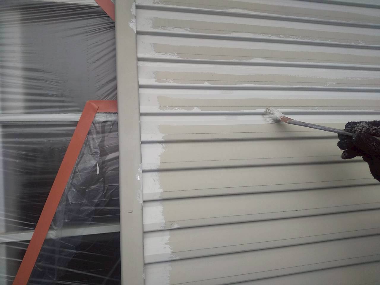 石岡市　雨戸ケレン作業の様子